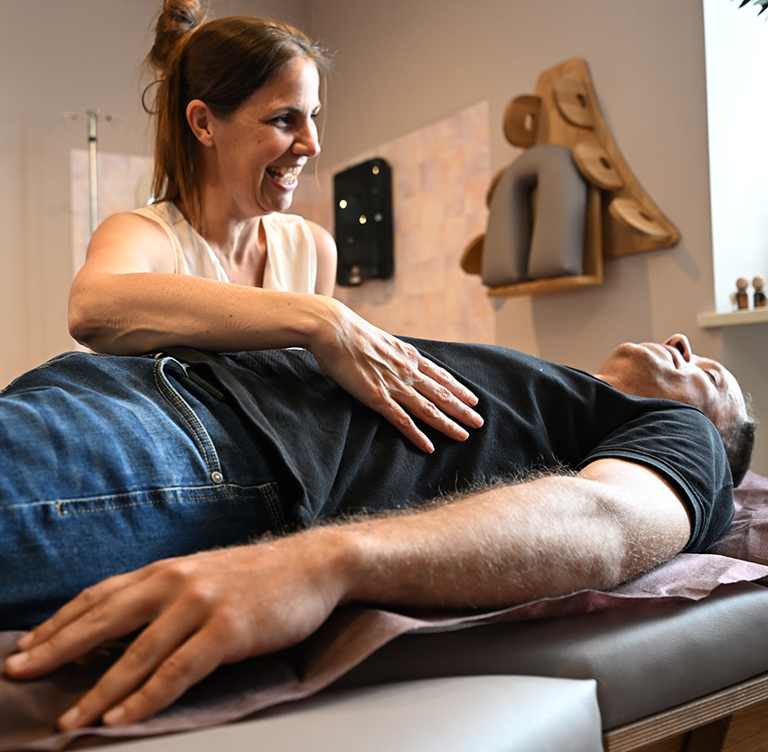 Frau bei der Behandlung eines Patienten. Myoreflextherapie